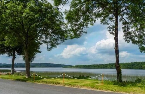 Caher Cottage | LOUGH GRANEY COTTAGE, pet friendly in Flagmount, County Clare