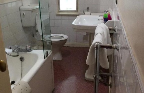 Loughton Hotel | Pet-Friendly Loughton Hotel with Pool and Hot Tub Access
