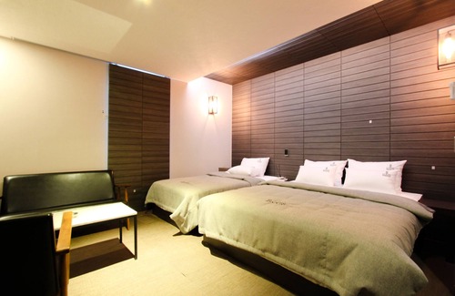 Jinhae Hotel | Discover Comfort at Louis Boutique Hotel with Pool & Breakfast