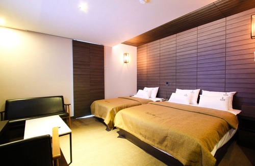 Jinhae Hotel | Discover Comfort at Louis Boutique Hotel with Pool & Breakfast