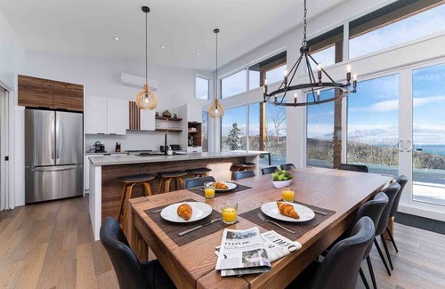 Les Eboulements House | Chalet Louis Cyr: Breathtaking Views with Spa and Pool Access
