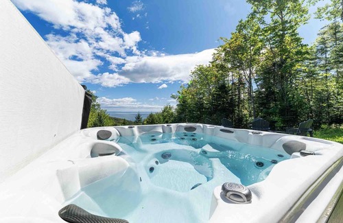 Les Eboulements House | Chalet Louis Cyr: Breathtaking Views with Spa and Pool Access