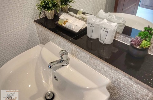 Si Sunthon Hotel | Convenient Louis' Runway View Hotel with Breakfast Included