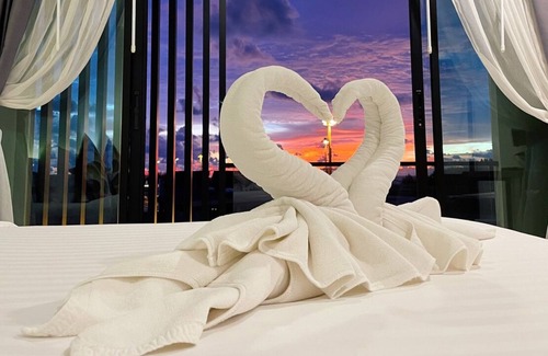 Si Sunthon Hotel | Convenient Louis' Runway View Hotel with Breakfast Included