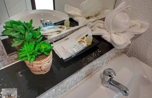 Si Sunthon Hotel | Convenient Louis' Runway View Hotel with Breakfast Included