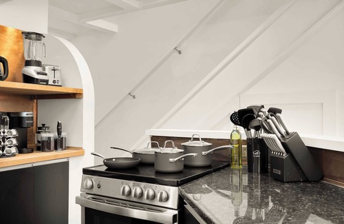 Mount Vernon Square Apartment | Louise Hand Laundry | Logan Circle | Rare & Iconic