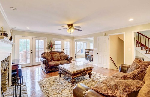 Harrods Creek House | Explore the Louisville Home with Deck, Fire Pit & Creek