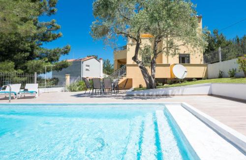 Skala Rachoniou Villa | Unwind at Louloudis Pool Villa with Oceanfront Views