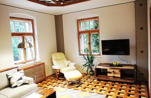 Marianske Lazne Apartment | Discover Louvre: A Unique Stay with Breakfast & Dining Options