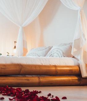 Hagen Apartment | Cozy Love Cottage with Hot Tub and Spa Amenities Await You