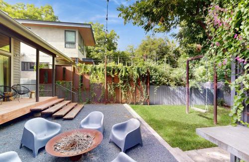 Bouldin House | Romantic Love Escape: A Family-Friendly Retreat Awaits