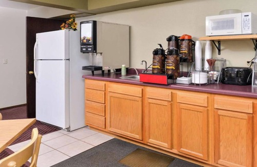 Staples Hotel | Cozy Love Hotels on HWY 10 MN with Breakfast & Family Space