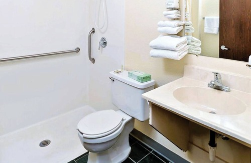 Staples Hotel | Cozy Love Hotels on HWY 10 MN with Breakfast & Family Space