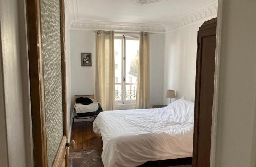 Combat Apartment | Romantic Love Nest in Paris - Family Friendly Retreat