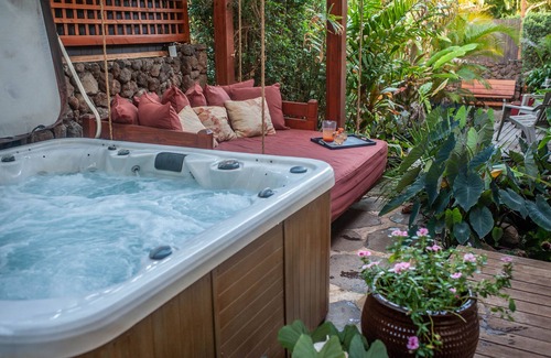 Bayview Condo | Tranquil Love Nest: Studio Surrounded by Tropical Beauty