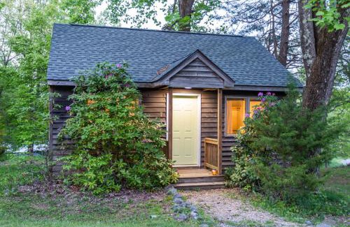 Montebello House | Exceptional Love Ridge Mountain Lodging with Hot Tub & Breakfast