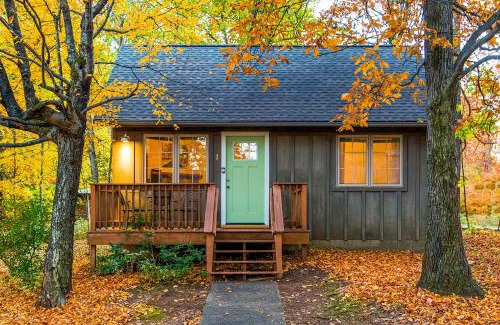 Montebello House | Exceptional Love Ridge Mountain Lodging with Hot Tub & Breakfast