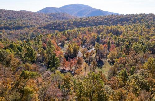 Montebello House | Exceptional Love Ridge Mountain Lodging with Hot Tub & Breakfast