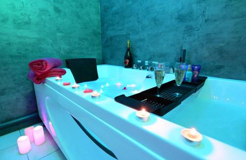 Biscarrosse Plage Apartment | Romantic Getaway Near the Ocean with Spa & Hot Tub Access