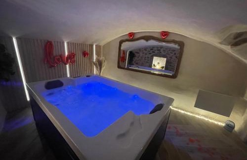 Grezieu-la-Varenne Apartment | Love room chambre romantique avec Jacuzzi