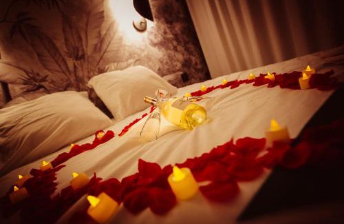 Notre-Dame-Limite Hotel | Romantic Getaway at Love Room du Mont d'Or with Hot Tub