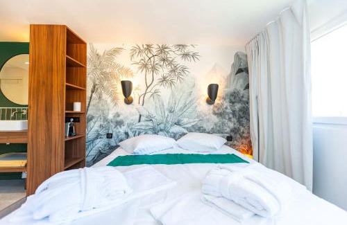 Notre-Dame-Limite Hotel | Romantic Getaway at Love Room du Mont d'Or with Hot Tub