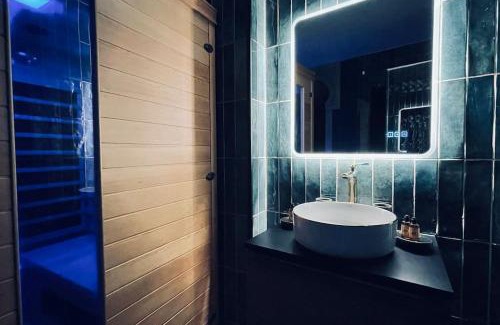 Chateau-Landon Apartment | Relax in Love Room L'Orientale with Jacuzzi & Sauna