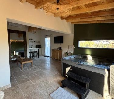 Arles Bed & Breakfast | Love room Le Cabanon Spa