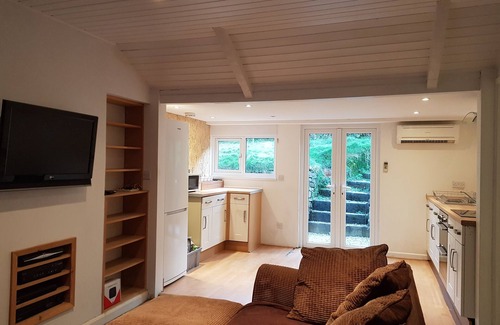 Maenporth Ski Chalet | Oceanfront Love Shack: Guest Rated 10/10 by the Beach
