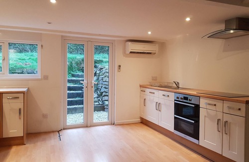 Maenporth Ski Chalet | Oceanfront Love Shack: Guest Rated 10/10 by the Beach