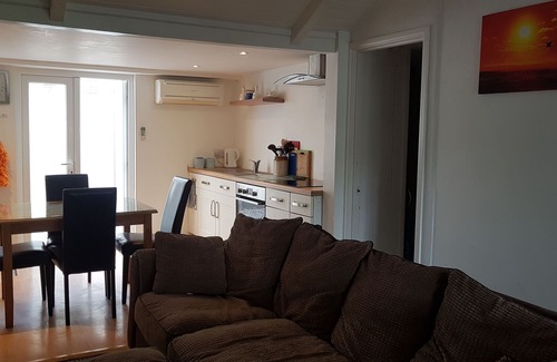 Maenporth Ski Chalet | Oceanfront Love Shack: Guest Rated 10/10 by the Beach