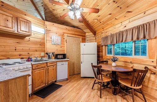 Hico Cabin | Romantic Yurt Escape with Hot Tub and Spa Amenities