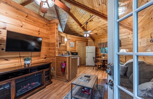Hico Cabin | Romantic Yurt Escape with Hot Tub and Spa Amenities