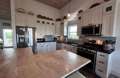 Hope Town Cottage | Beachfront Getaway: Top Rated with Ocean Views & Pool