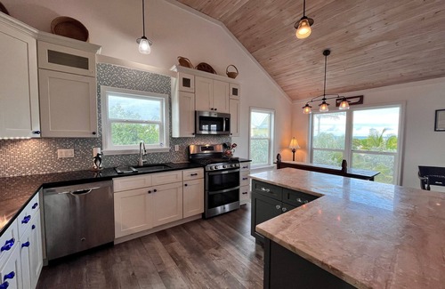 Hope Town Cottage | Beachfront Getaway: Top Rated with Ocean Views & Pool