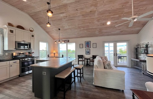 Hope Town Cottage | Beachfront Getaway: Top Rated with Ocean Views & Pool
