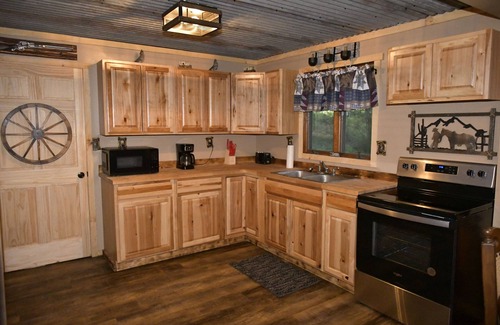 Leeper Cabin | Adventure Awaits: Hike, Kayak, and Unwind with Pets!