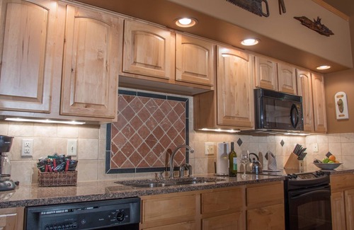 Stanley Hills Condo | Inviting Mountain Cottage with Hot Tub & Scenic Views