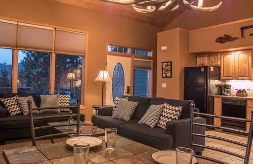 Stanley Hills Condo | Inviting Mountain Cottage with Hot Tub & Scenic Views