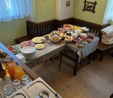 Svratouch Apartment | Charming Lovecký zámek Karlštejn: Breakfast & Family-Friendly