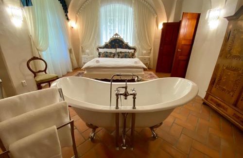 Svratouch Apartment | Charming Lovecký zámek Karlštejn: Breakfast & Family-Friendly