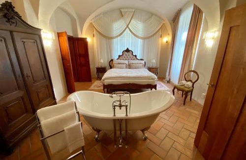 Svratouch Apartment | Charming Lovecký zámek Karlštejn: Breakfast & Family-Friendly