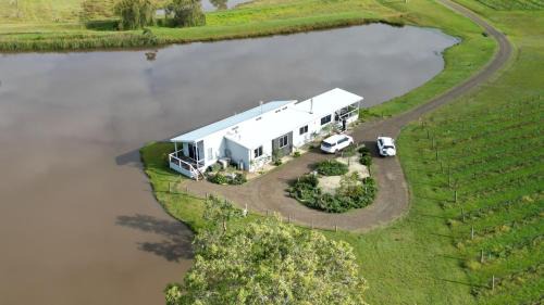 Lovedale House | Guest Rated 10/10 at Lovedale Lakehouse Vineyard Retreat