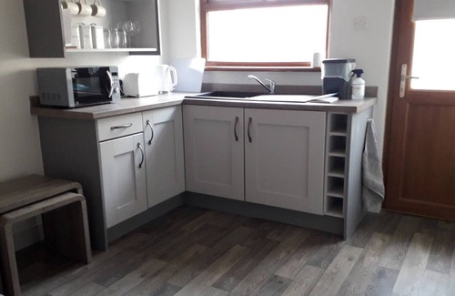 Dunseverick Apartment | Ideal 1-Bed Apartment at Whitepark Bay with Breakfast