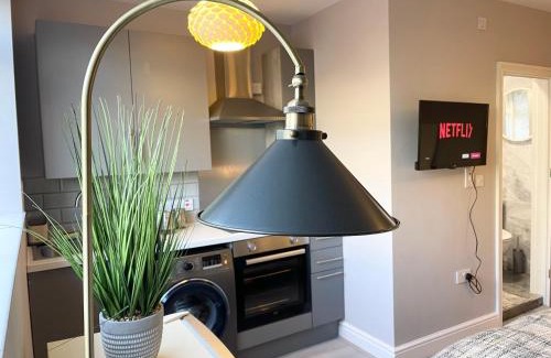 Dudley Apartment | Cozy 1 Bed Studio Apartment - Guest Rated 8.7/10