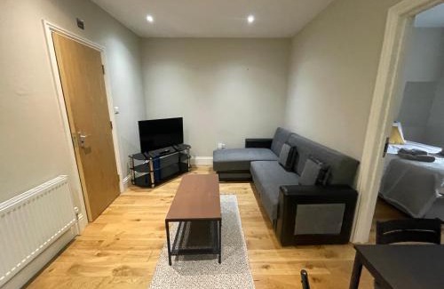 Crofton Park Apartment | Cozy 1 Bedroom Apartment with Convenient Parking