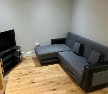 Crofton Park Apartment | Cozy 1 Bedroom Apartment with Convenient Parking