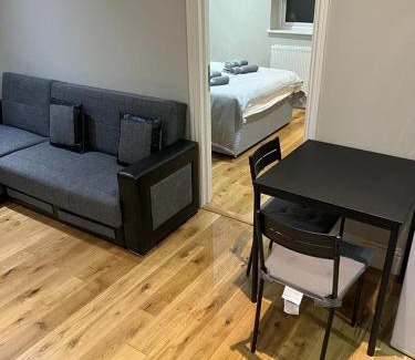 Crofton Park Apartment | Cozy 1 Bedroom Apartment with Convenient Parking