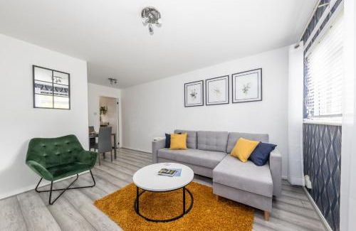 Luton Apartment | Lovely 1 bedroom home with free parking- Contractor friendly
