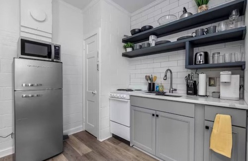 New Bern Apartment | Cozy King Bed Apartment for Families and Pets